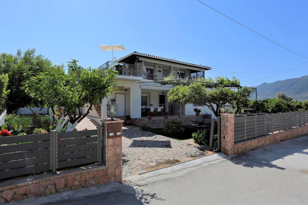 "Elegant & Quiet House" Apartment อีกูเมนิทซา ภายนอก รูปภาพ