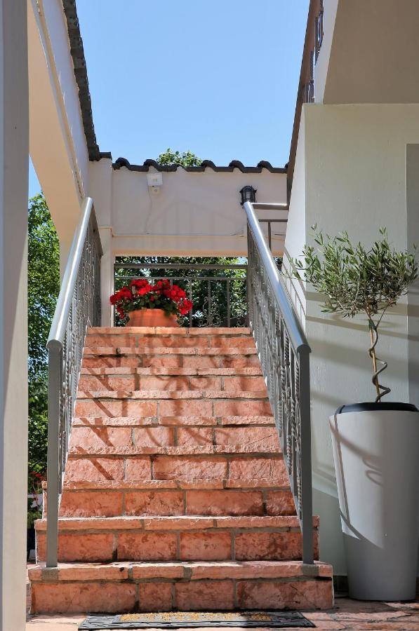 "Elegant & Quiet House" Apartment อีกูเมนิทซา ภายนอก รูปภาพ